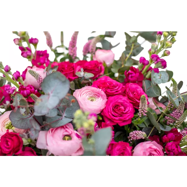 Bouquet of spray roses and ranunculus